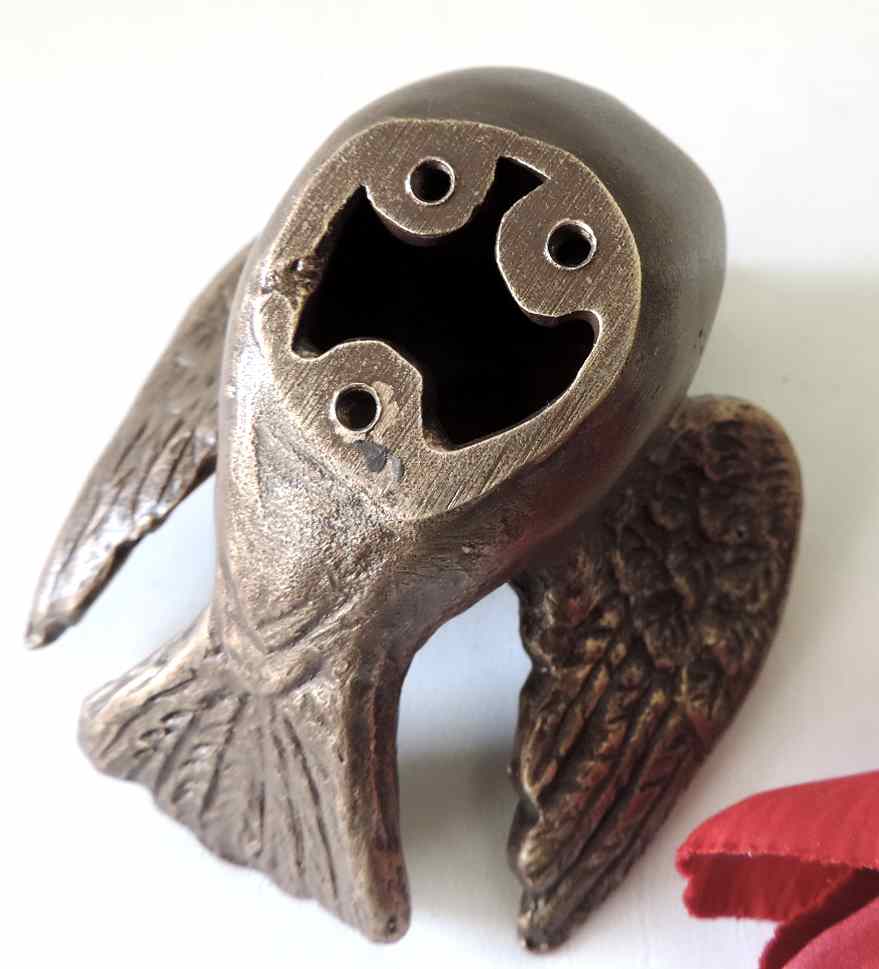 Kleines Täubchen, Taube, Grabschmuck, Symbol, Liebe, Bronzeskulptur