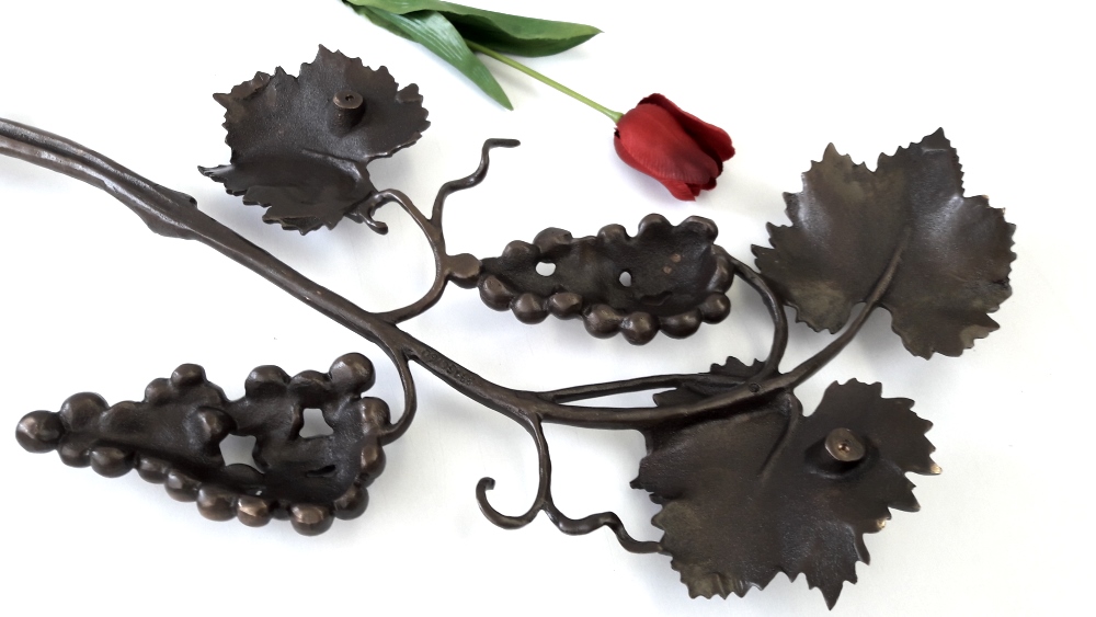 Weinrebe Bronzerelief