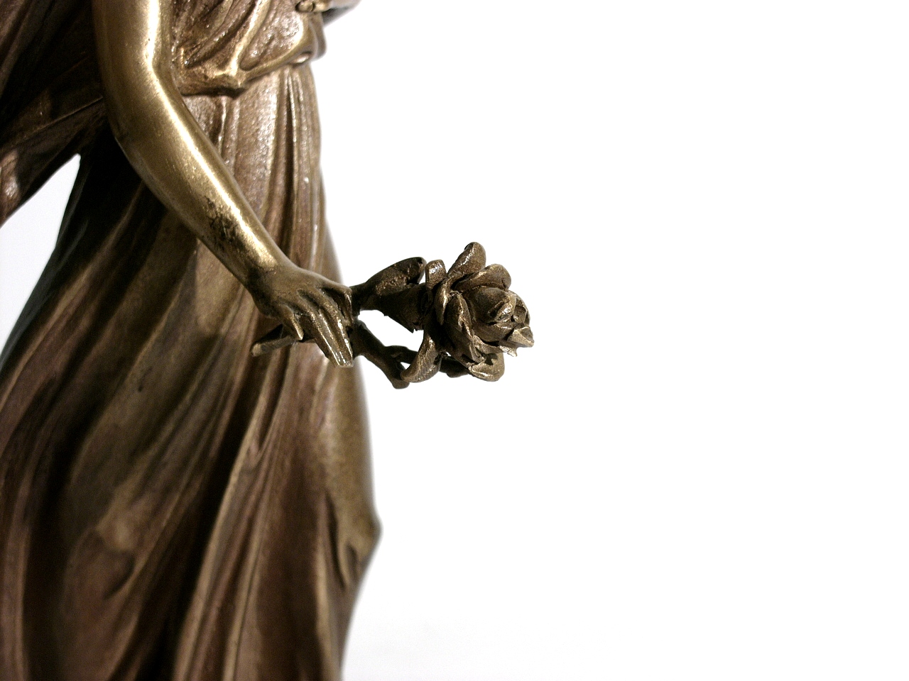 Engelsfigur mit Rose