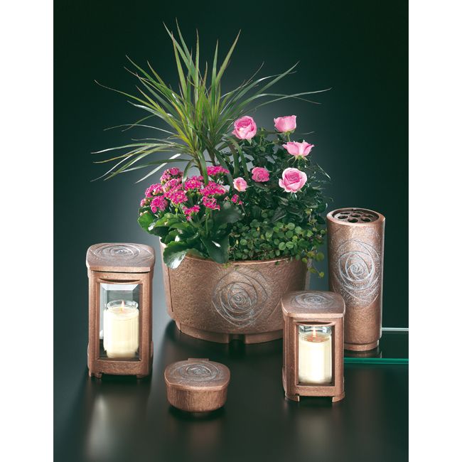 Vase mit stilisierter Rosenblüte