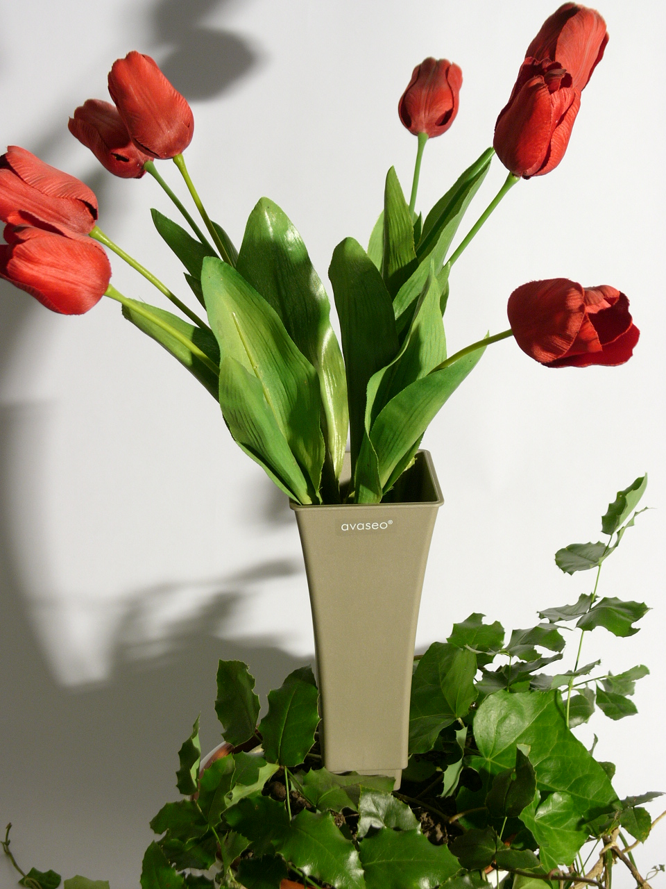 Stilvolle Blumenvase, Steckvase, Grab, beige- gold