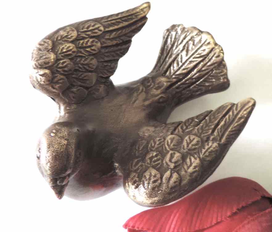 Kleines Täubchen, Taube, Grabschmuck, Symbol, Liebe, Bronzeskulptur
