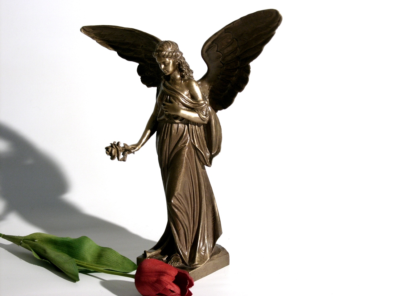 Engelsfigur mit Rose