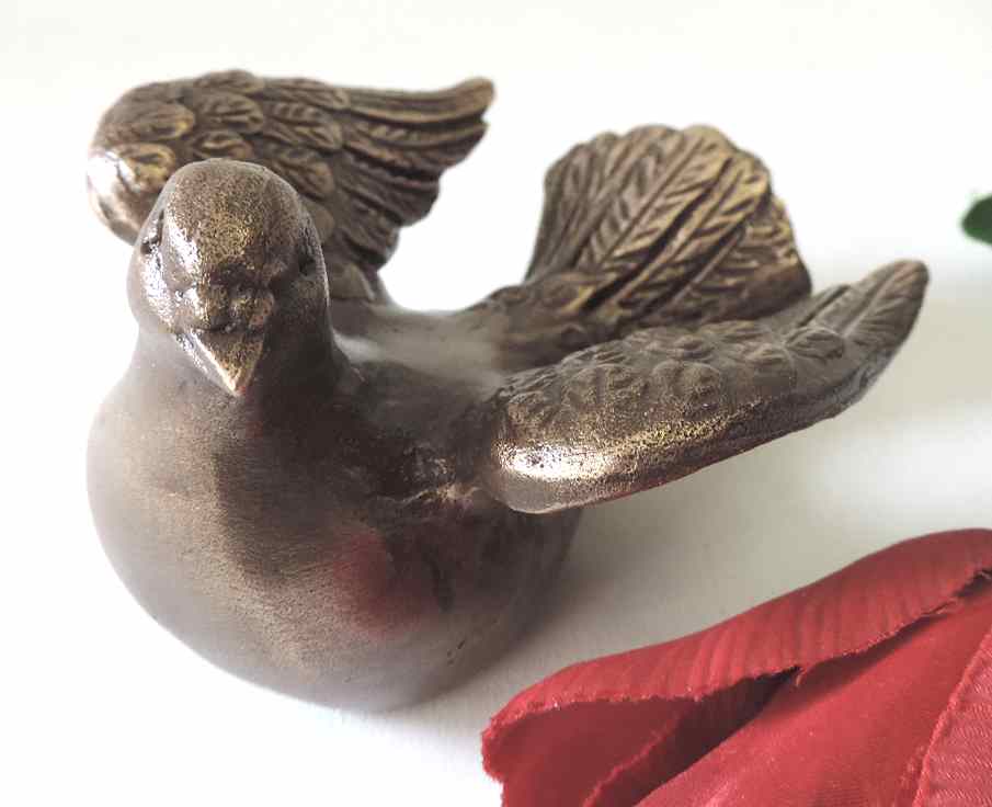 Kleines Täubchen, Taube, Grabschmuck, Symbol, Liebe, Bronzeskulptur