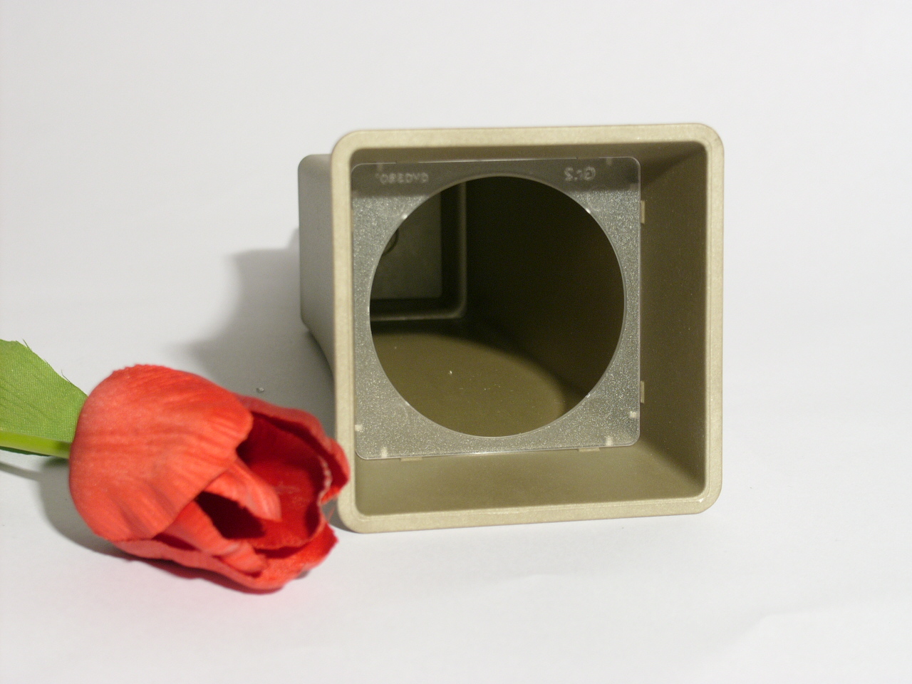 Stilvolle Blumenvase, Steckvase, Grab, beige- gold