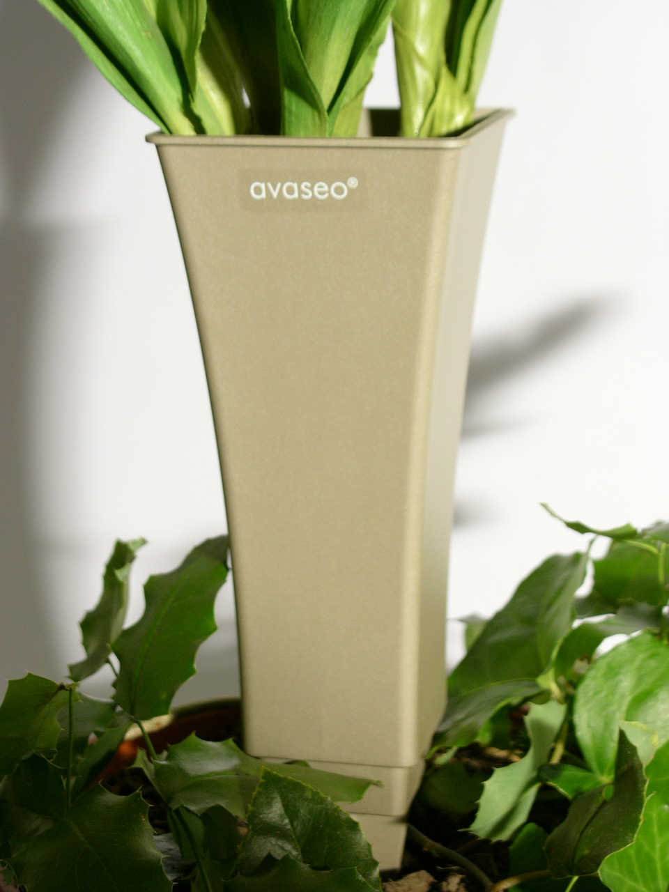 Stilvolle Blumenvase, Steckvase, Grab, beige- gold