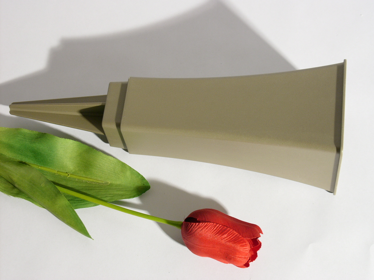 Stilvolle Blumenvase, Steckvase, Grab, beige- gold