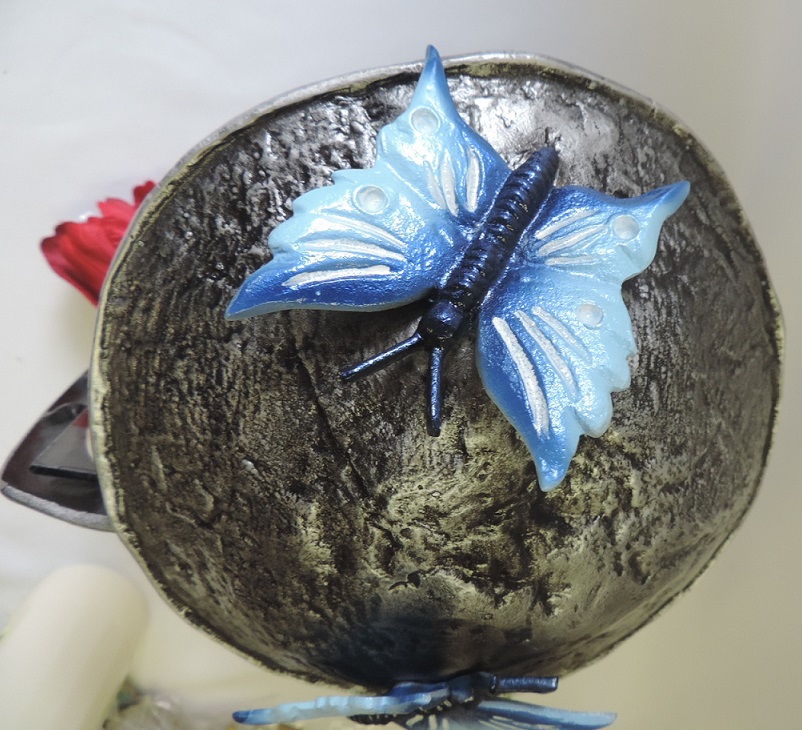Kindergrablaterne, mit 2 kleinen Schmetterlingen, blau