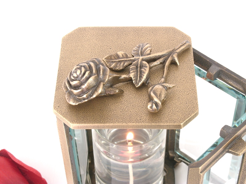 Grableuchte, Grablaterne, mit Rosenrelief, Grabschmuck