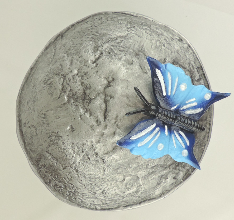 Kindergrablaterne , mit kleinem blauen Schmetterling
