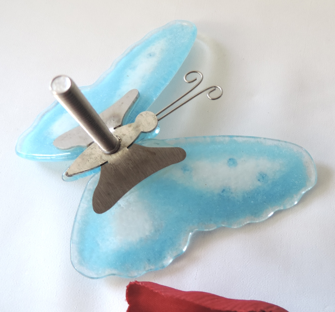 Grabschmuck,hellblauer Schmetterling