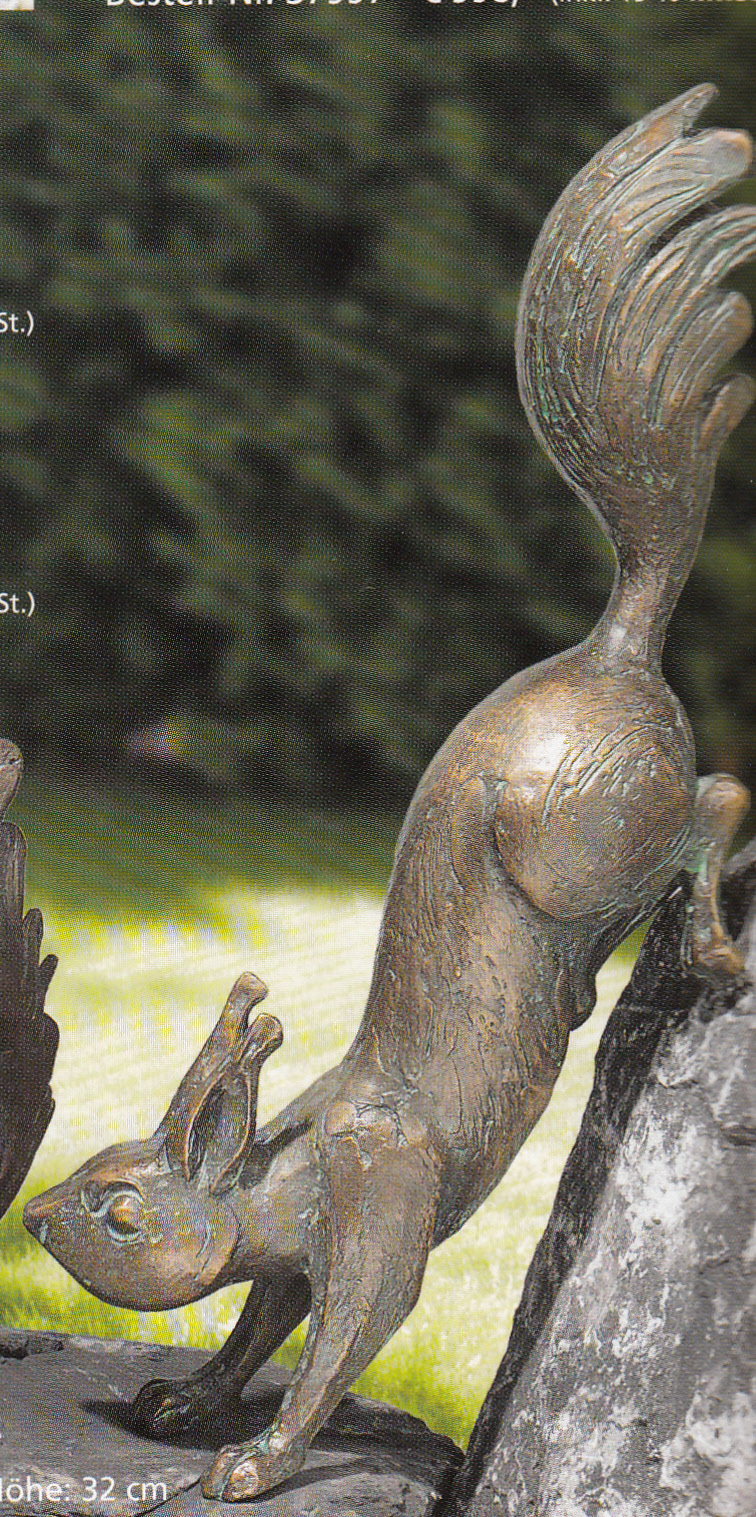 Eichhörnchen, "kopfüber", Bronzefigur, Gartenschmuck, Skulptur