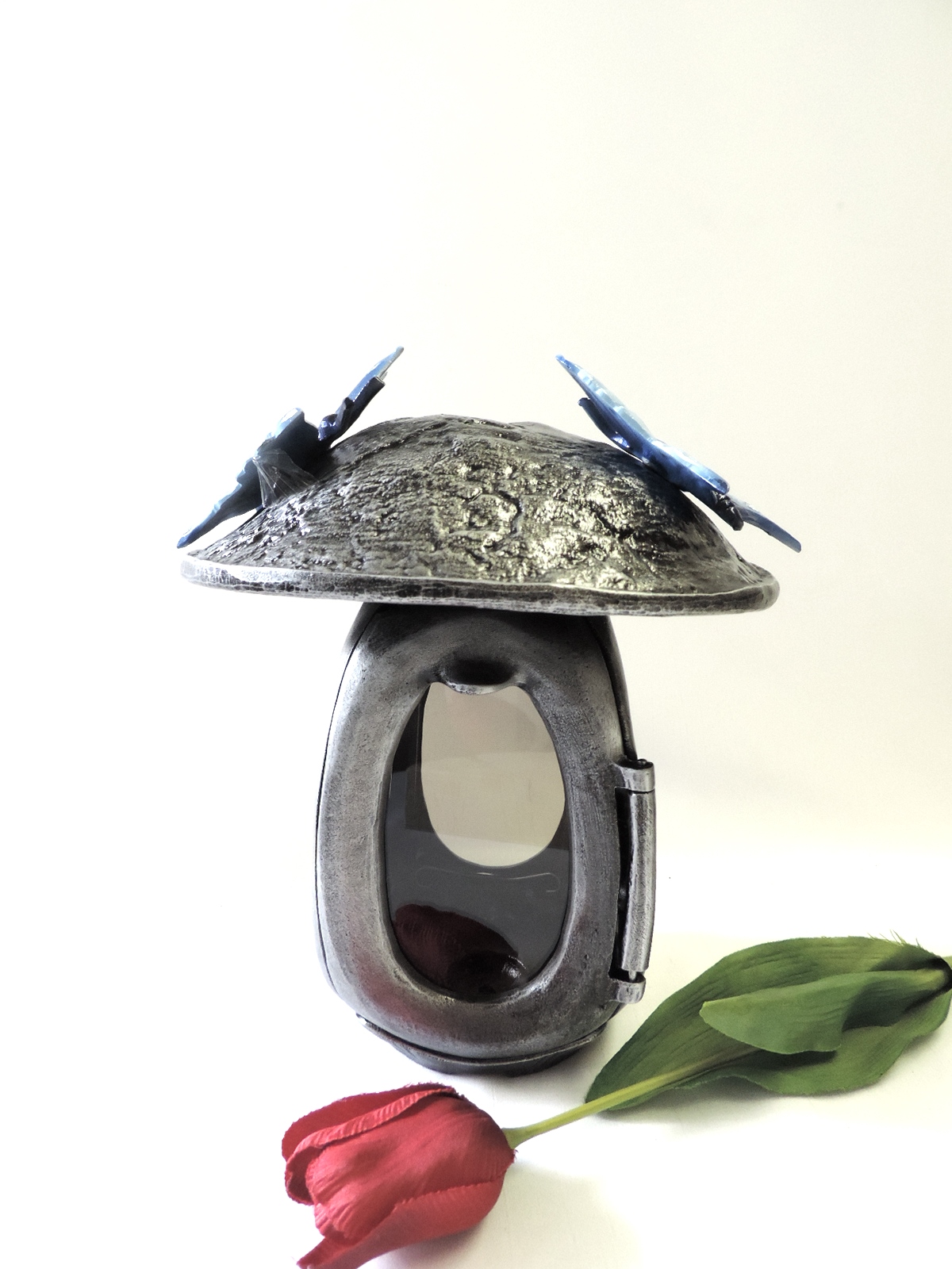 Kindergrablaterne, mit 2 kleinen Schmetterlingen, blau